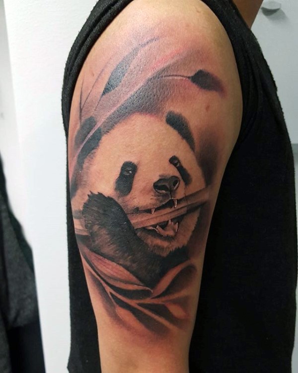大臂写实风格熊猫与竹子纹身图案
