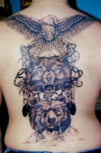 背部狼鹰和熊头黑灰纹身图案
