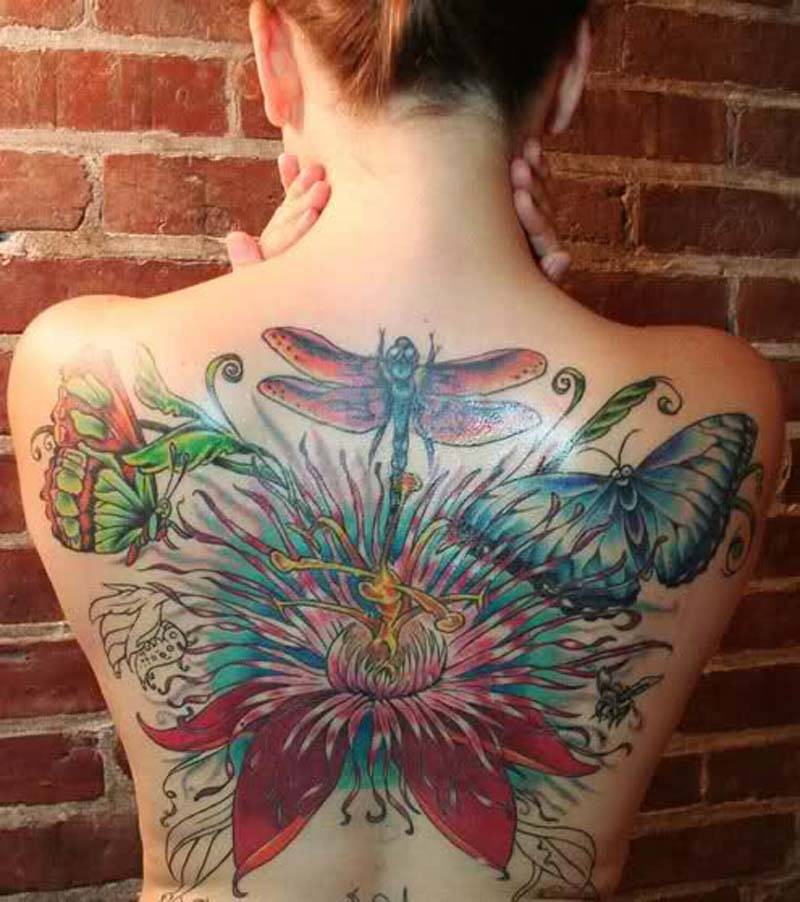 女生背部美丽的彩色蜻蜓花朵花朵纹身图案