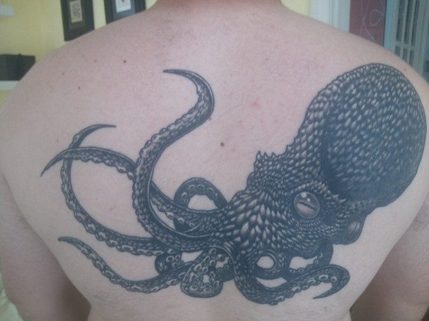 背部个性的精致黑白章鱼纹身图案