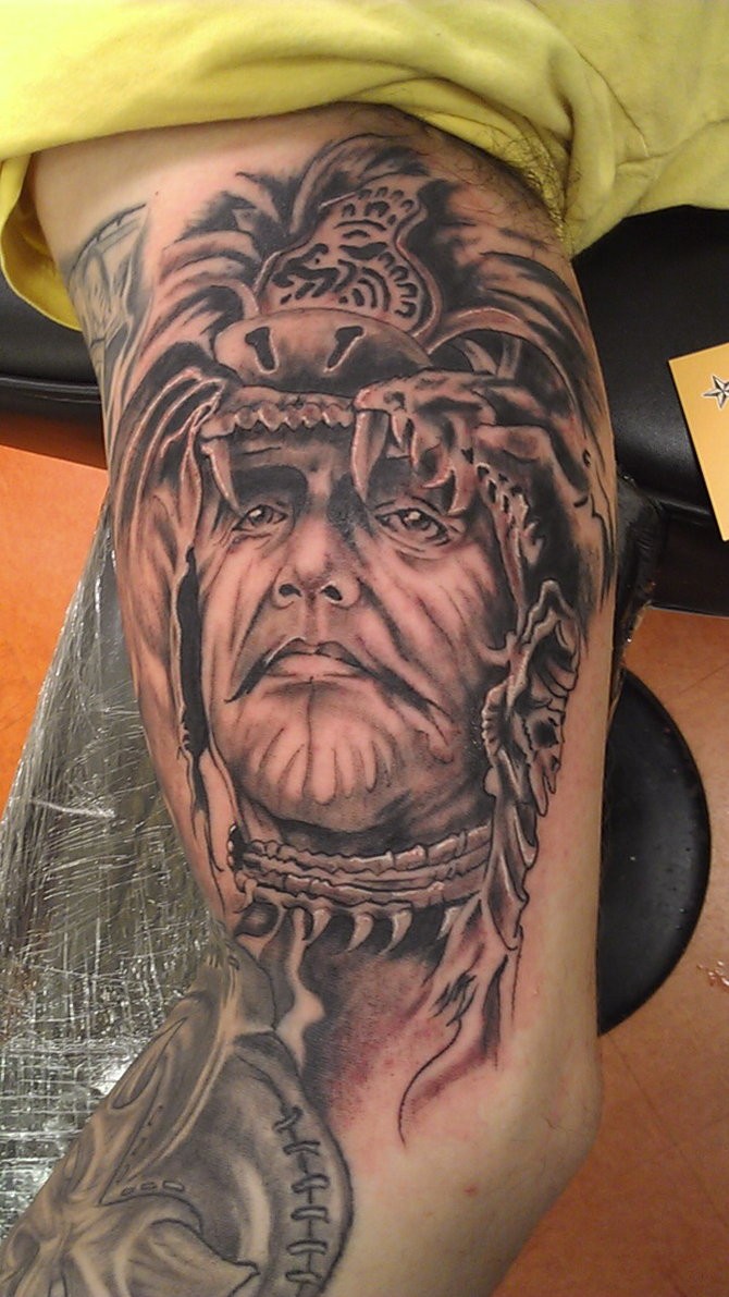手臂辉煌的阿兹特克萨满画像纹身图案