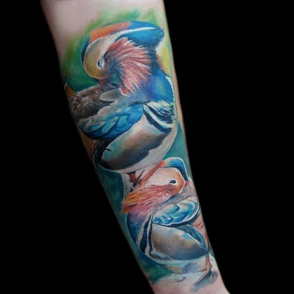 手臂写实风格彩色美丽的鸳鸯纹身图案