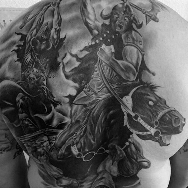 背部华丽漂亮的古怪野蛮人战士纹身图案