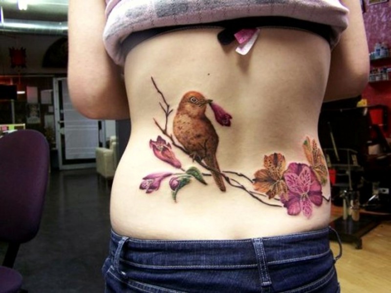 女孩腰部鸟与花卉彩色纹身图案