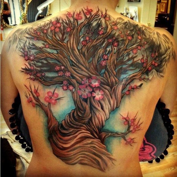 背部彩色美丽的樱花树纹身图案