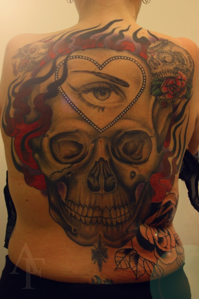 背部彩绘骷髅与心形眼睛和火焰纹身图案