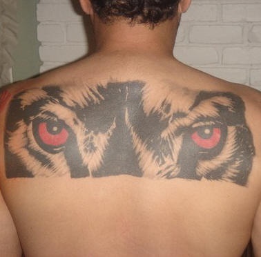 背部彩色狼的眼睛纹身图案