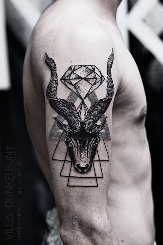 手臂黑白风格的小鹿与钻石几何纹身图案