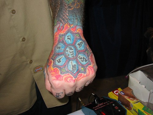 手背佛教蓝色的莲花纹身图案