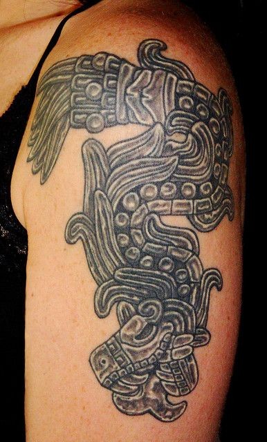 大臂阿兹特克羽蛇神石像纹身图案
