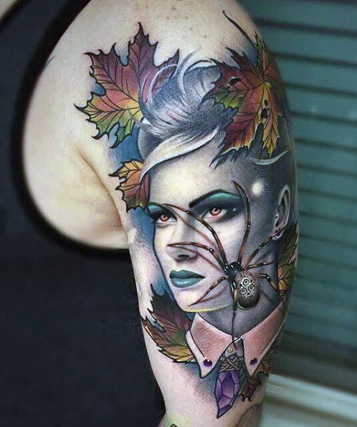 手臂梦幻的彩绘女子肖像与蜘蛛纹身图案