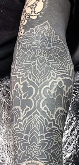 梦幻般的黑白花卉手臂纹身图案