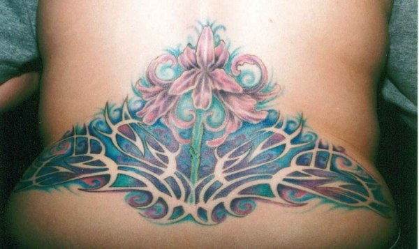 腰部美丽的花蕊与图腾翅膀纹身图案