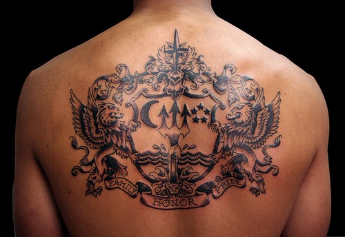 背部狮子徽章星星月亮纹身图案
