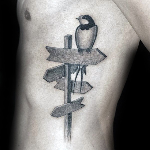 侧肋雕刻风格黑色小鸟和路标纹身图案