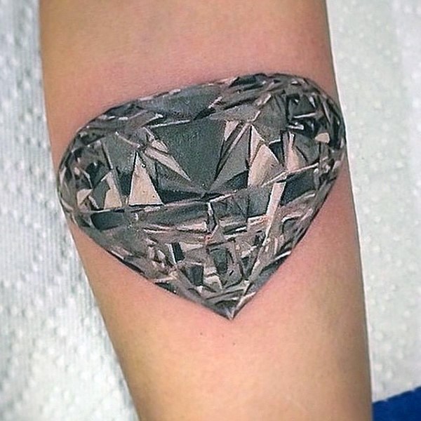 手臂黑白逼真的钻石纹身图案