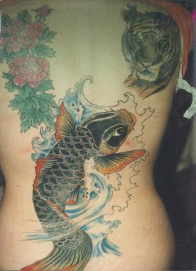 背部逼真的锦鲤鱼与花朵老虎纹身图案