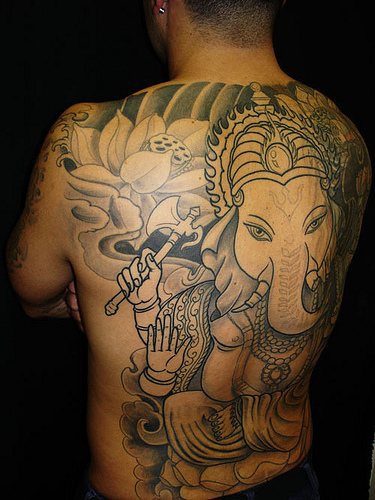 背部黑色的象神莲花纹身图案