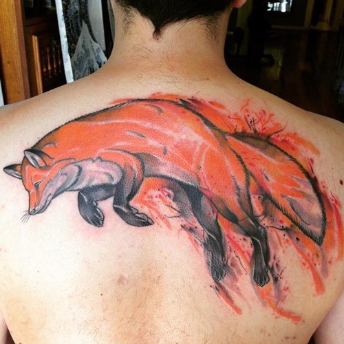 背部精彩的彩色狐狸纹身图案