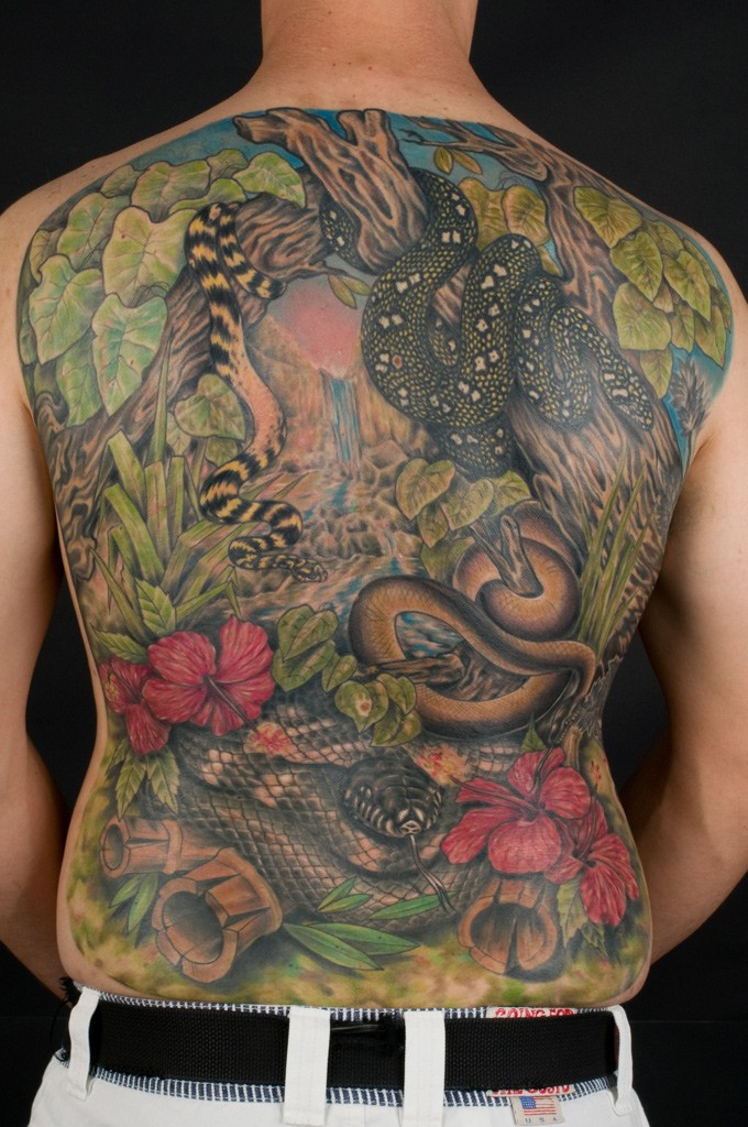 背部彩色是蛇在森林纹身图案