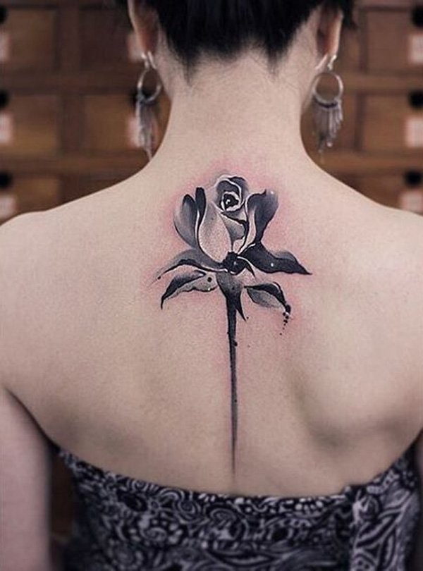 背部精美写实的玫瑰黑白纹身图案