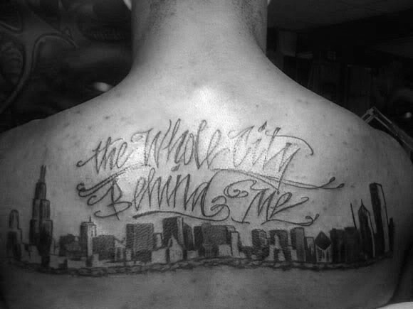 背部黑色的城市景象和字母纹身图案