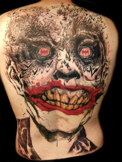 背部可怕的巨大彩色小丑与蝙蝠纹身图案