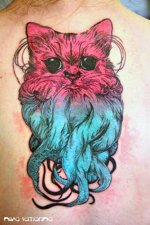 背部不寻常的彩色猫形章鱼纹身图案