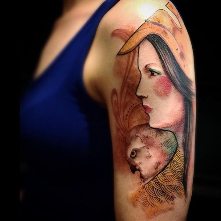 手臂插画风格彩色部落妇女与鸟类纹身图案