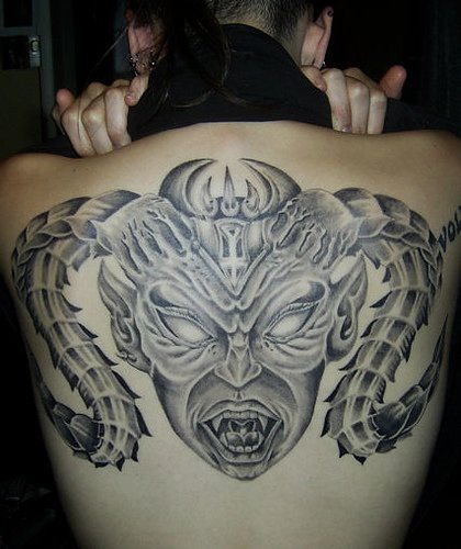 背部恶魔怪物羊角纹身图案