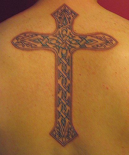 背部十字架与藤蔓纹身图案