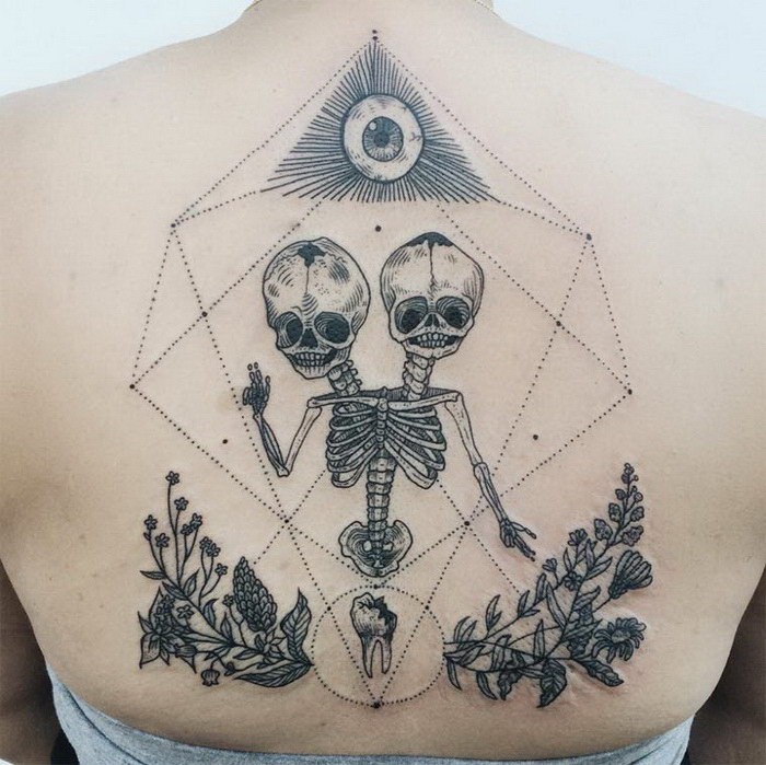 背部雕刻风格黑色线条点刺骷髅几何植物纹身图案
