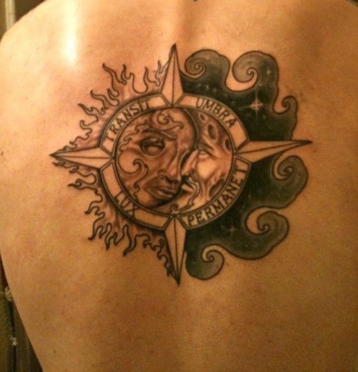 背部月亮和太阳图腾字母纹身图案