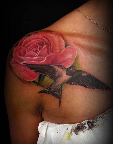 肩部可爱的粉红色大玫瑰与燕子纹身图案