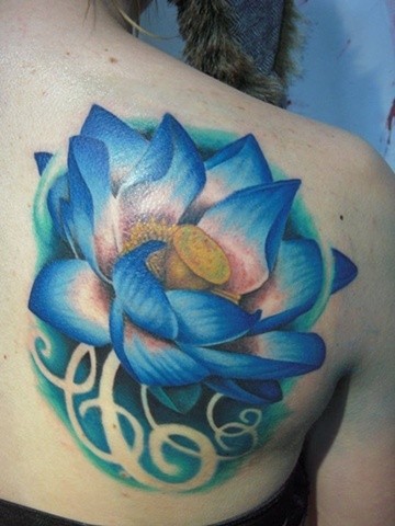背部漂亮的彩色莲花纹身图案