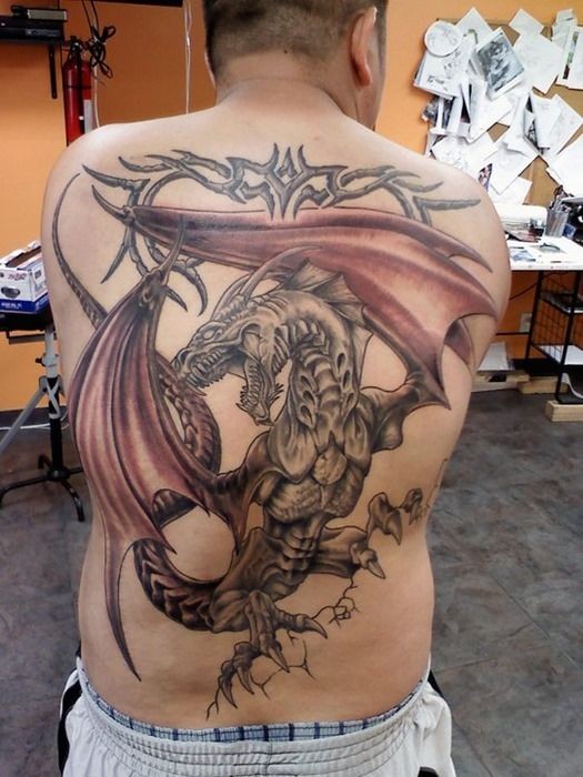 背部奇妙的幻想龙纹身图案