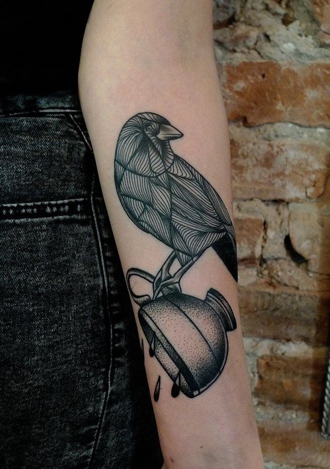手臂黑色点刺线条鸟和茶杯纹身图案