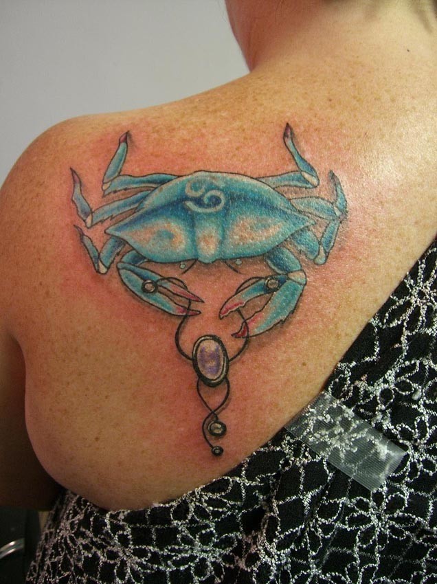 女孩背部蓝色螃蟹和宝石纹身图案