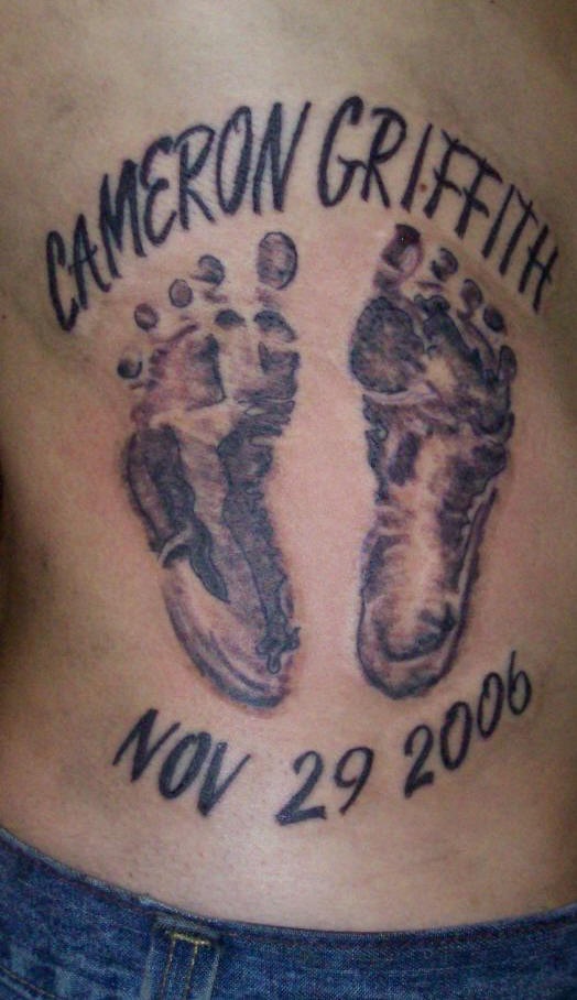 背部孩子的脚印与出生日期纹身图案