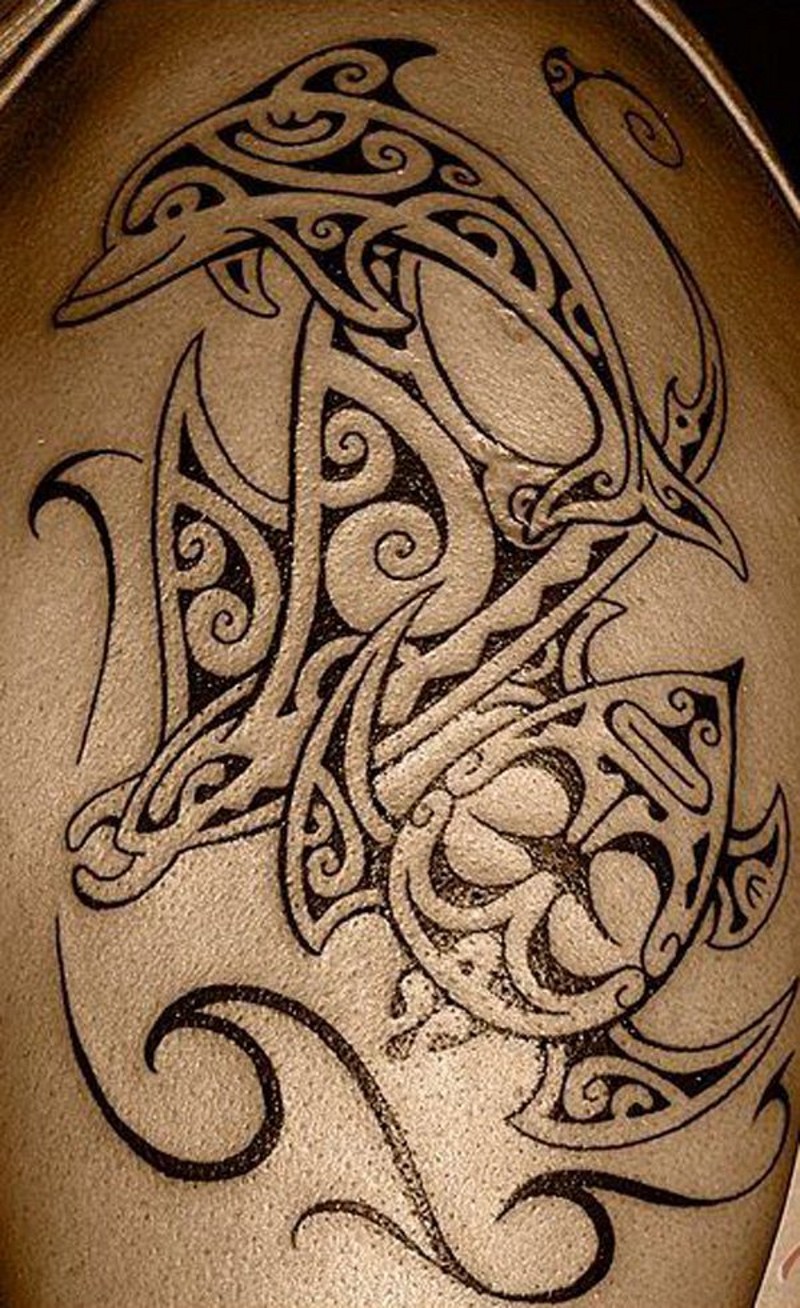 部落风格黑白海豚图腾手臂纹身图案