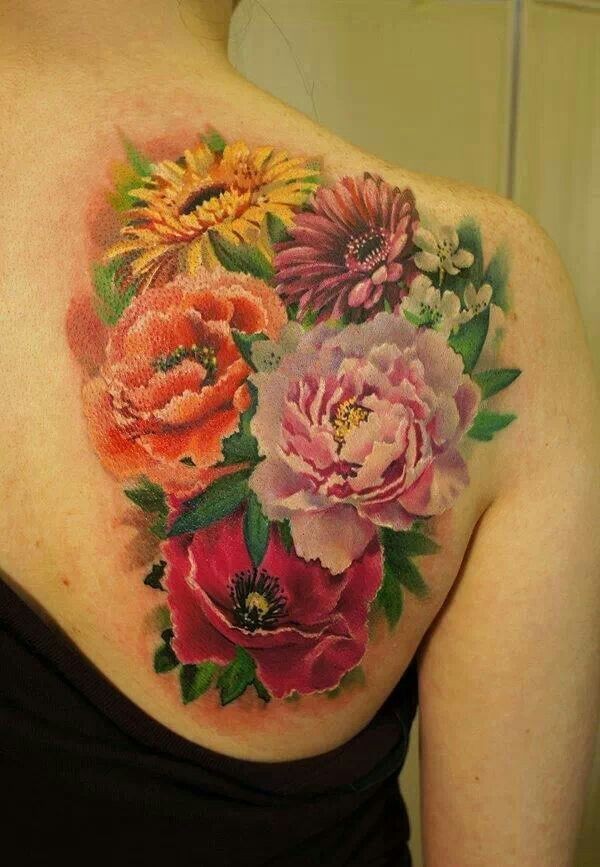 背部鲜艳的各种花朵纹身图案