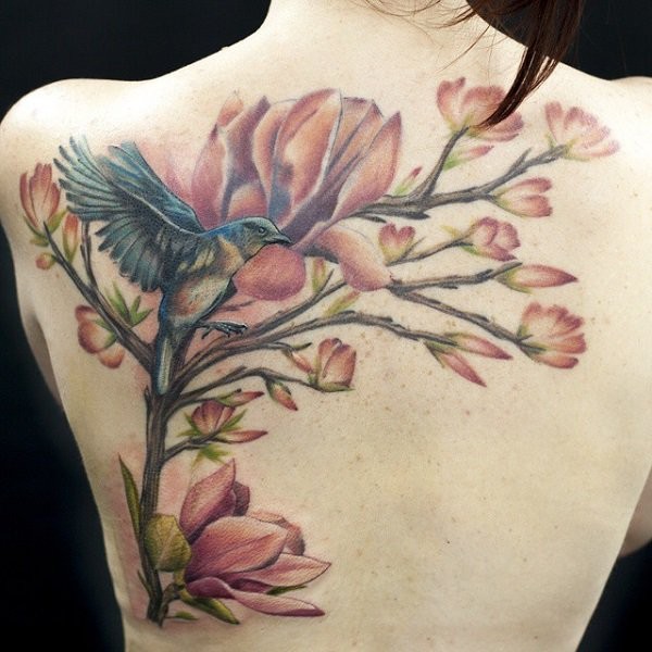 女生背部漂亮的彩色花朵小鸟纹身图案