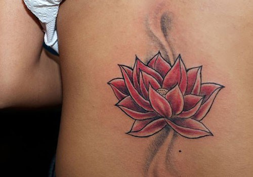 背部简单的红色莲花纹身图案