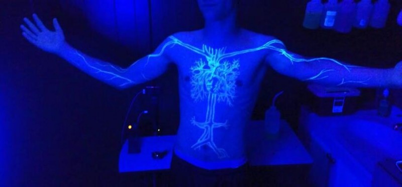 胸部非常漂亮的荧光树纹身图案