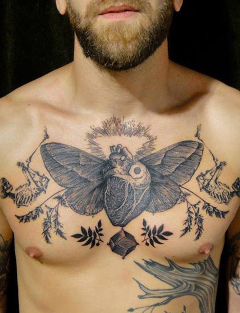 胸部雕刻风格黑色心脏与翅膀纹身图案