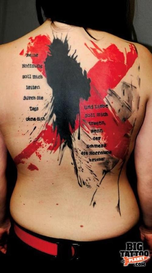 背部红色和黑色泼墨十字形和字母纹身图案