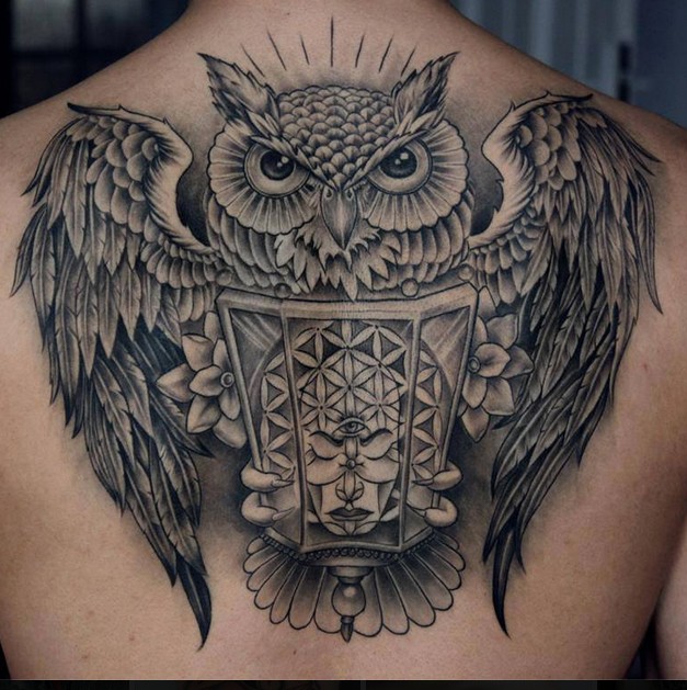 背部黑色的猫头鹰和灯欧美纹身图案