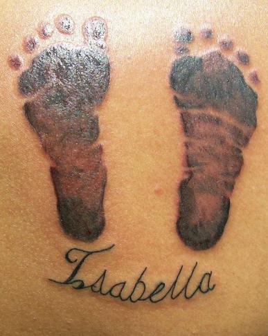 婴儿脚印与名字背部纹身图案