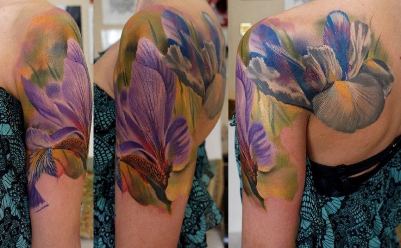 大臂自然好看的彩色花朵纹身图案