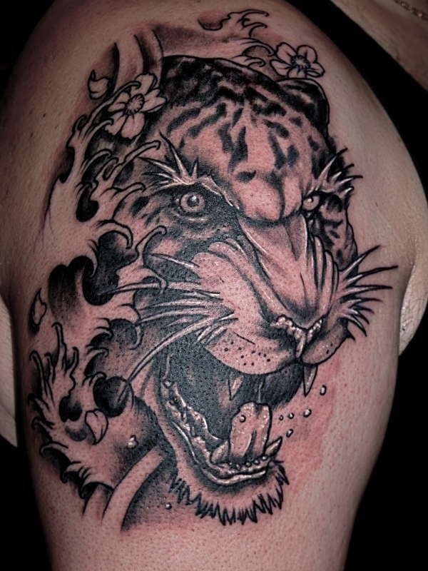 大臂亚洲式的黑白写实丛林老虎纹身图案